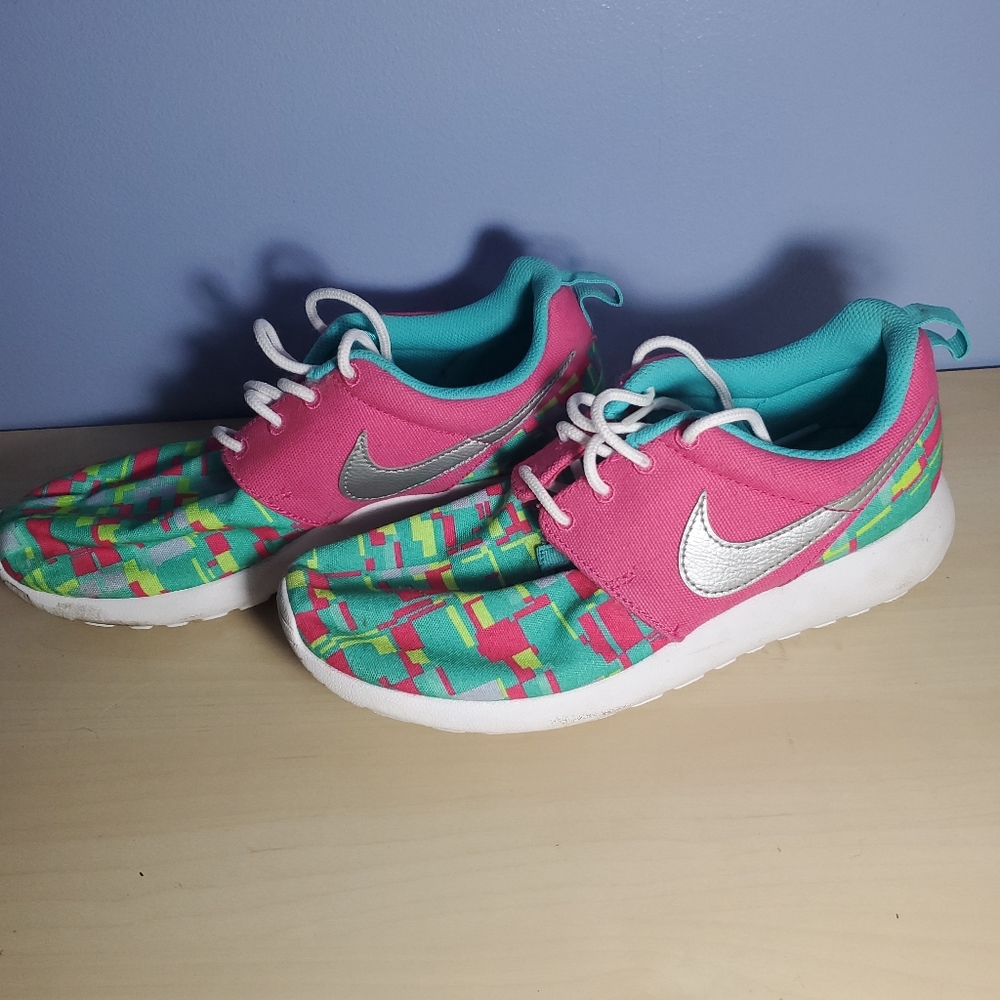 nike roshe run Woman Shoes Size 6